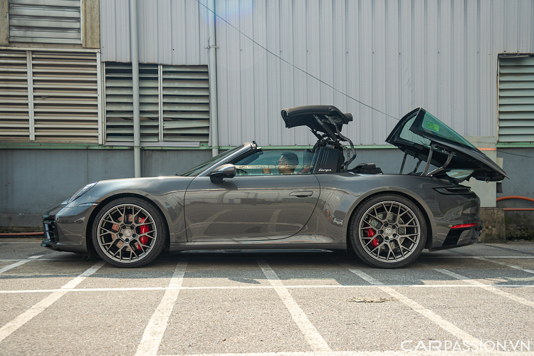 Phần cản trước khác biệt với tùy chọn bodykit SportDesign sơn đen có giá 361 triệu đồng mang đến thiết kế thể thao hơn.