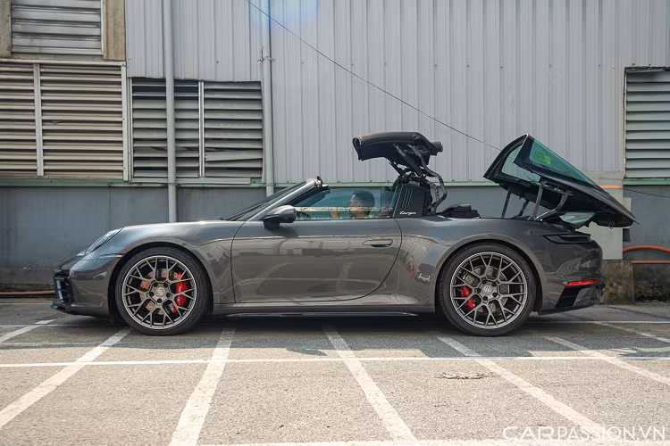 Phần cản trước khác biệt với tùy chọn bodykit SportDesign sơn đen có giá 361 triệu đồng mang đến thiết kế thể thao hơn.