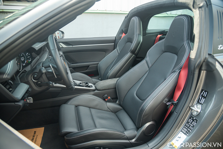 Hệ thống đèn hậu LED được trang bị loại đèn hun khói, cánh gió có thể đóng mở quả một nút bấm ở trong xe. Nội thất của xe trang bị chất liệu da cao cấp màu đen cho toàn bộ khoang nội thất, đồng hồ Sport Chrono có nền xám “tone sur tone” với màu sắc ngoại thất của xe.