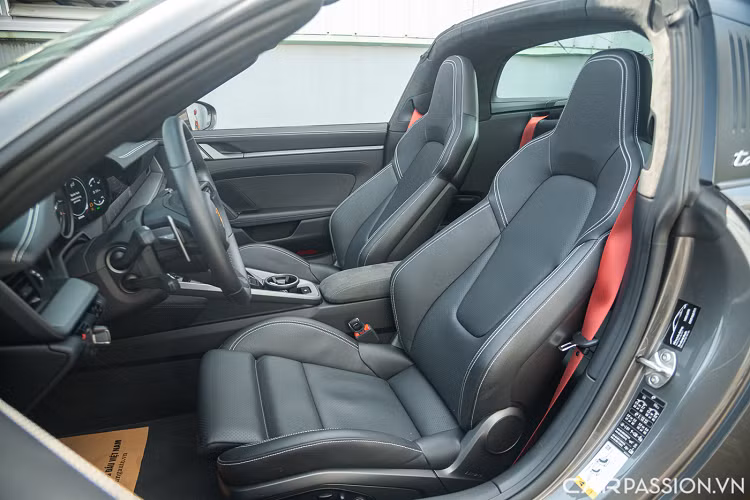 Hệ thống đèn hậu LED được trang bị loại đèn hun khói, cánh gió có thể đóng mở quả một nút bấm ở trong xe. Nội thất của xe trang bị chất liệu da cao cấp màu đen cho toàn bộ khoang nội thất, đồng hồ Sport Chrono có nền xám “tone sur tone” với màu sắc ngoại thất của xe.