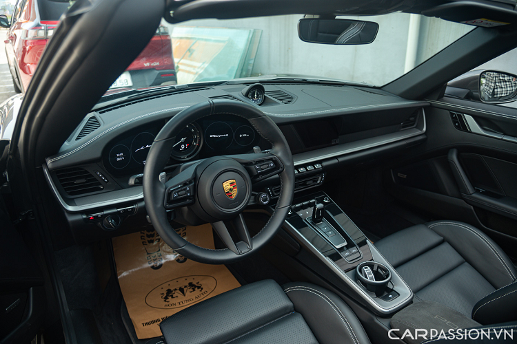 Phía sau của chiếc xe cũng được trang bị cản sau trong gói SportDesign. Các dòng chữ xung quanh xe được chủ nhân lựa chọn gam màu đen để trở nên nổi bật hơn. Hệ thống ống xả thể thao được trang bị có giá hơn 168 triệu đồng mang đến âm thanh phấn khích và cảm xúc hơn.