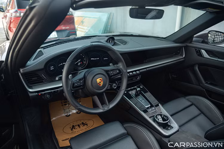 Phía sau của chiếc xe cũng được trang bị cản sau trong gói SportDesign. Các dòng chữ xung quanh xe được chủ nhân lựa chọn gam màu đen để trở nên nổi bật hơn. Hệ thống ống xả thể thao được trang bị có giá hơn 168 triệu đồng mang đến âm thanh phấn khích và cảm xúc hơn.