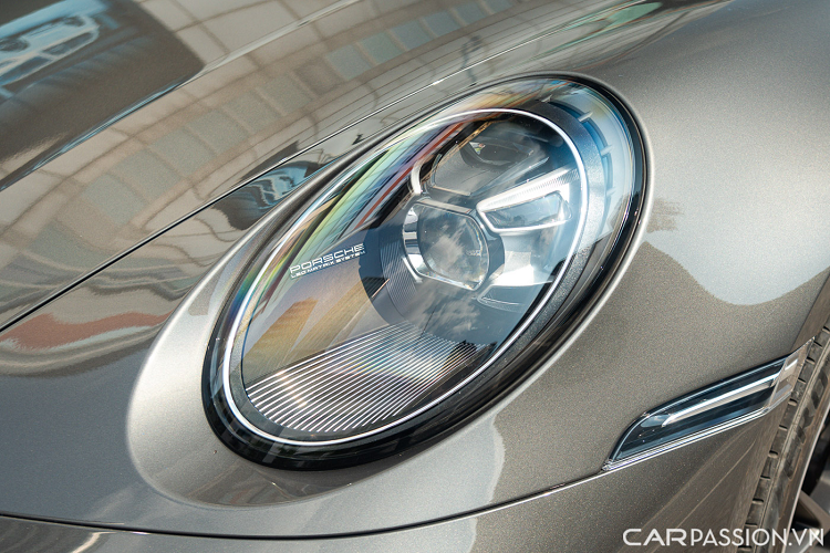 Màn hình giải trí cảm ứng kích thước 10 inch được đặt phía trên cửa gió, bên dưới là một số nút chức năng được thiết kế độc đáo.