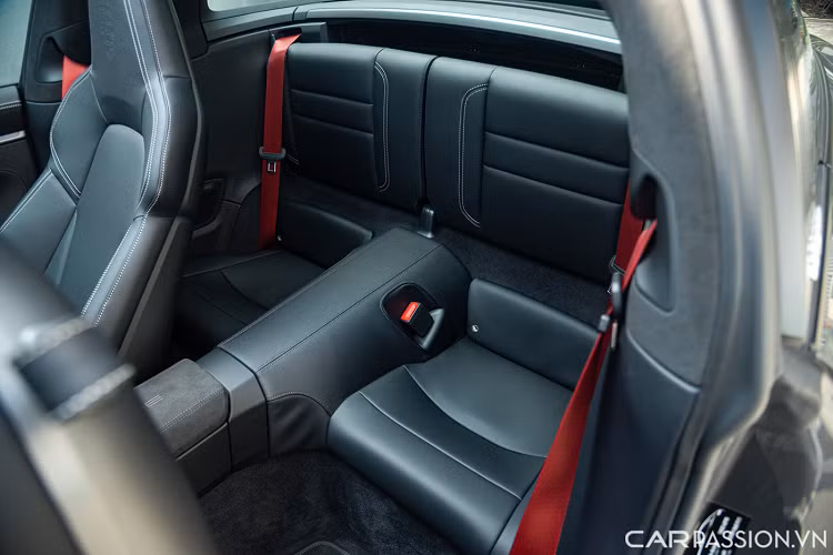 Xe sử dụng hộp số PDK 8 cấp và khách hàng cũng có thể lựa chọn hộp số sàn 7 cấp mới ra mắt gần đây, đi cùng gói nâng cấp Sport Chrono. Gói nâng cấp này sẽ đi kèm công nghệ InnoDrive với khả năng hoạt động như hệ thống kiểm soát hành trình chủ động, cùng với đó là công nghệ nâng hạ gầm thông minh khi qua gờ giảm tốc.