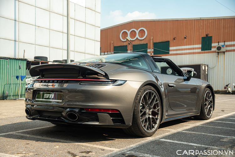 Porsche vẫn giữ lại những thiết kế đặc trưng như bảng đồng hồ với năm đồng hồ tròn, vô lăng ba chấu thể thao tích hợp các phím chức năng, đồng hồ cơ đặt giữa bảng táp lô.