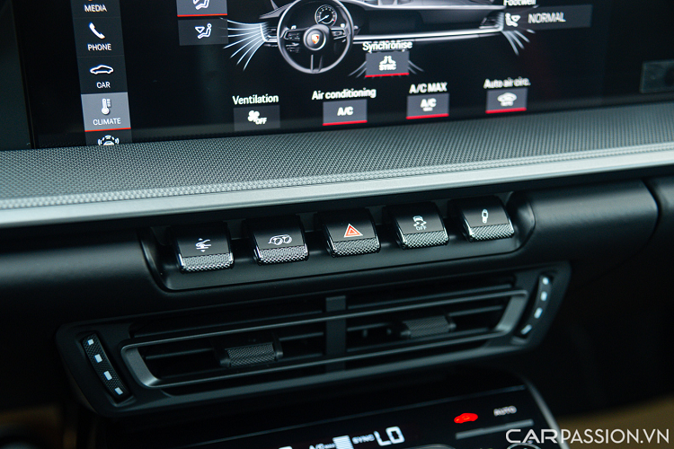 Xe cũng sở hữu công nghệ quản lý hệ thống treo thích ứng PASM, nhiều chế độ lái khác nhau, Porsche Torque Vectoring Plus (PTV Plus),… Mức giá xe Porsche 911 Targa 4S mui trần thế hệ mới này được đại lý tư nhân chào bán khoảng hơn 11 tỷ đồng.