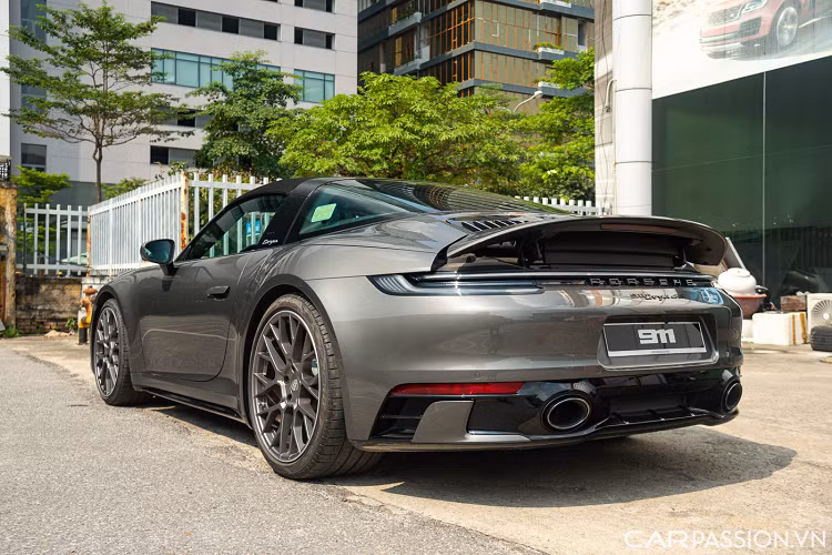Tuy nhiên, các khách hàng đam mê dòng xe thể thao mui trần Porsche 911 992 Targa thế hệ mới vẫn có thể "đặt gạch" chiếc xe này ở các đại lý hoặc nhà nhập khẩu tư nhân không chính hãng để sớm có xe hơn.