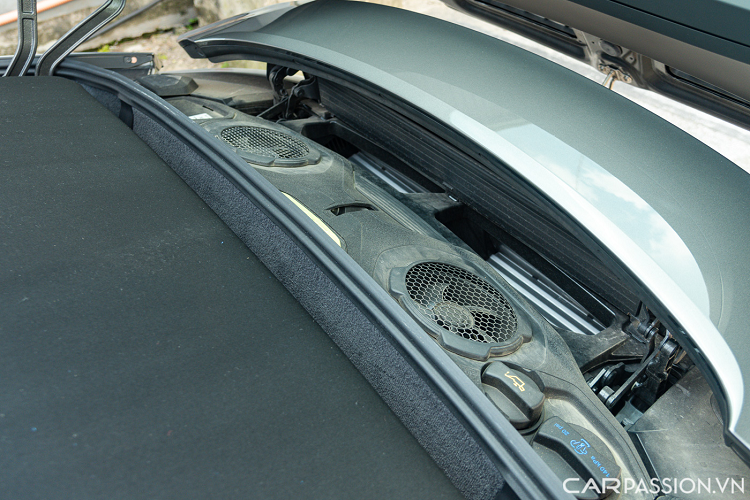 Thương hiệu cũng trang bị thêm cho xe bộ dây an toàn màu đỏ nổi bật trên nền màu đen giản đơn của nội thất xe. Ghế ngồi là dạng ghế Sport Seat Plus có thể chỉnh điện 18 hướng.