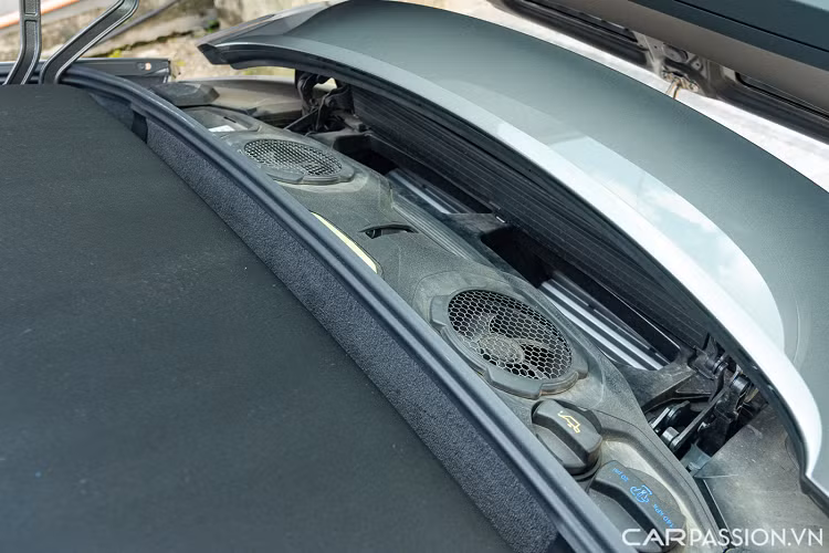 Thương hiệu cũng trang bị thêm cho xe bộ dây an toàn màu đỏ nổi bật trên nền màu đen giản đơn của nội thất xe. Ghế ngồi là dạng ghế Sport Seat Plus có thể chỉnh điện 18 hướng.