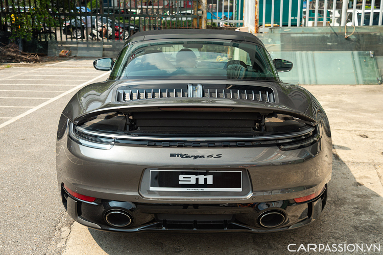 Xe được trang bị bộ mâm RS-Spyder có kích thước 20 inch ở phía trước và 21 inch ở phía sau, bộ mâm này được sơn màu xám ăn nhập với diện mạo ngoại thất của xe. Tính riêng bộ mâm này đã tiêu tốn của chủ sở hữu số tiền khoảng 151 triệu Đồng.