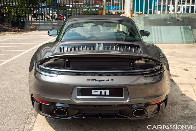 Xe được trang bị bộ mâm RS-Spyder có kích thước 20 inch ở phía trước và 21 inch ở phía sau, bộ mâm này được sơn màu xám ăn nhập với diện mạo ngoại thất của xe. Tính riêng bộ mâm này đã tiêu tốn của chủ sở hữu số tiền khoảng 151 triệu Đồng.