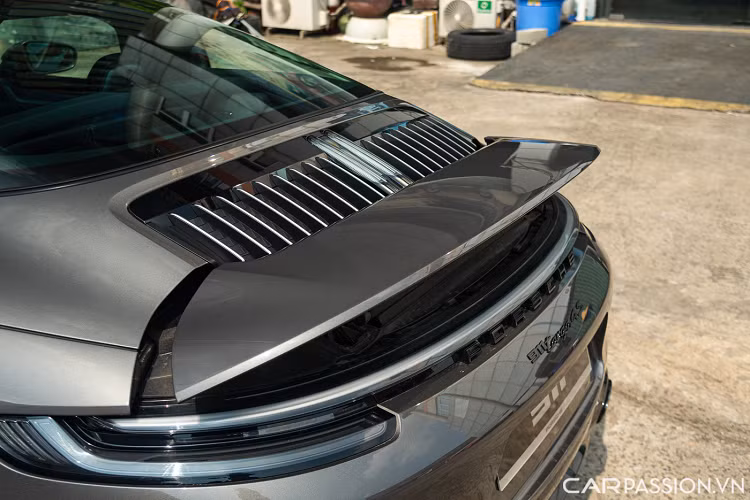 Porsche 911 Targa 4S sử dụng động cơ boxer 6 xi-lanh, dung tích 3.0 lít, tăng áp kép. Khối động cơ này sản sinh công suất 444 mã lực và mô-men xoắn 530 Nm. Với sức mạnh này, 911 Targa 4S sẽ tốn 3,8 giây để tăng tốc từ 0 lên 100 km/h và tốc độ tối đa ở mức 304 km/h.