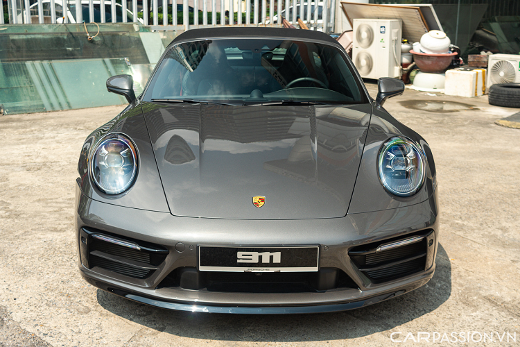 Chiếc Porsche 911 Targa 4S tại Việt Nam này được đại lý tư nhân mang về, ngoại thất xe được trang bị màu sơn xám Agate Grey có giá hơn 80 triệu đồng. Đầu xe nổi bật với thiết kế quen thuộc của dòng xe 911 với cụm đèn pha hình tròn, đây là hệ thống đèn pha LED ma trận PDLS Plus có giá hơn 188 triệu đồng.