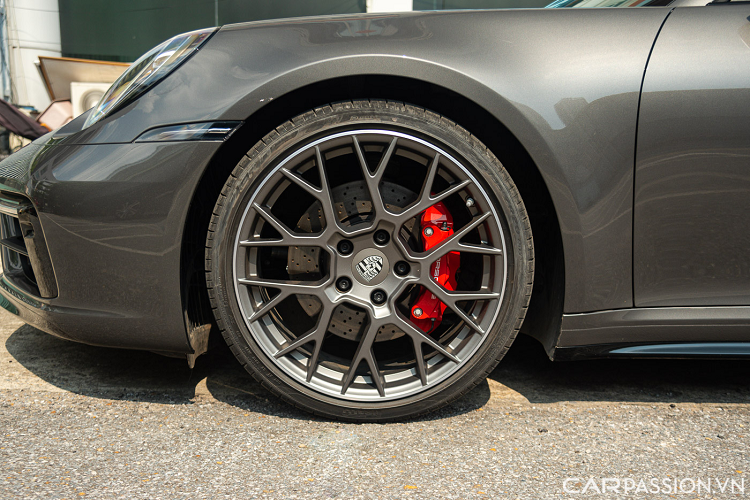 Vì là phiên bản Targa nên xe được trang bị cột B cải tiến với khả năng chống đỡ và bảo vệ người lái cùng phần kính bao bọc phía sau. Phần mui có thể đóng mở trong khoảng 19 giây.