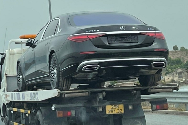 Sức mạnh của xe siêu sang Mercedes-Maybach S680 mới về Quảng Ninh được truyền tới bánh thông qua hộp số tự động 9 cấp và hệ dẫn động 4 bánh toàn thời gian 4Matic, nhờ đó, cho phép xe có thể tăng tốc từ vị trí xuất phát lên 100 km/h trong thời gian 4,5 giây trước khi đạt vận tốc tối đa 209 km/h.