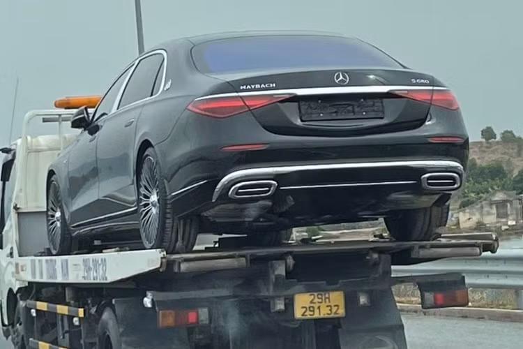 Sức mạnh của xe siêu sang Mercedes-Maybach S680 mới về Quảng Ninh được truyền tới bánh thông qua hộp số tự động 9 cấp và hệ dẫn động 4 bánh toàn thời gian 4Matic, nhờ đó, cho phép xe có thể tăng tốc từ vị trí xuất phát lên 100 km/h trong thời gian 4,5 giây trước khi đạt vận tốc tối đa 209 km/h.