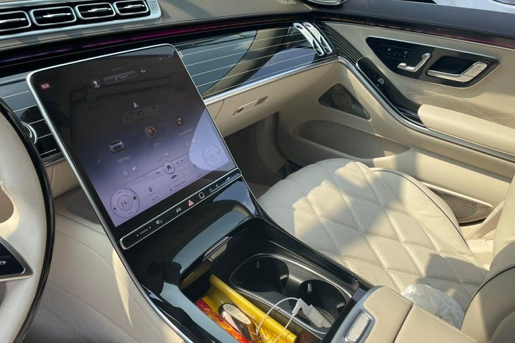 Giá xe Mercedes-Maybach S680 mới về Quảng Ninh được hé lộ trên 23 tỷ đồng, đắt hơn cả xe siêu sang Bentley Flying Spur V8 đến 5 tỷ đồng. Mẫu xe này chỉ sở hữu 1 màu sơn là đen, ngoài ra, ngoại thất xe còn có nhiều chi tiết mạ crôm. So với Mercedes-Maybach S650, phiên bản Maybach S680 đã có sự lột xác ngoại hình vì là thế hệ mới, xe sở hữu đèn pha và đèn hậu mới, logo Maybach vẫn xuất hiện ở bên hông.