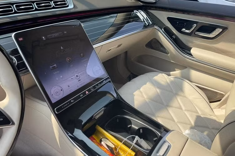 Giá xe Mercedes-Maybach S680 mới về Quảng Ninh được hé lộ trên 23 tỷ đồng, đắt hơn cả xe siêu sang Bentley Flying Spur V8 đến 5 tỷ đồng. Mẫu xe này chỉ sở hữu 1 màu sơn là đen, ngoài ra, ngoại thất xe còn có nhiều chi tiết mạ crôm. So với Mercedes-Maybach S650, phiên bản Maybach S680 đã có sự lột xác ngoại hình vì là thế hệ mới, xe sở hữu đèn pha và đèn hậu mới, logo Maybach vẫn xuất hiện ở bên hông.