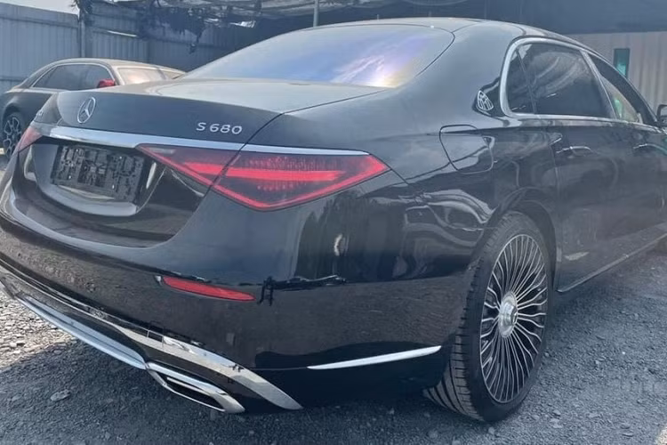 Đây được cho là 1 trong số ít xe Mercedes-Maybach S680 được mang về nước và đã nhanh chóng xuất hiện ở Quảng Ninh để bàn giao cho chủ nhân. Như vậy, ngoài chiếc xe Mercedes-Maybach S680 đầu tiên về nước đã vận chuyển ra Hà Nội chờ khách, đây nhiều khả năng là xe đầu tiên tại Việt Nam tìm thấy chủ nhân.