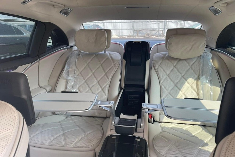 Bên trong khoang lái cũng có nhiều bổ sung quan trọng như màn hình giải trí OLED kích thước lớn, bảng đồng hồ cũng sành điệu hơn. Ngoài ra, Mercedes-Maybach S680 2022 có ghế bọc da khâu hình quả trám, Burmester 4D và hệ thống giải trí MBUX