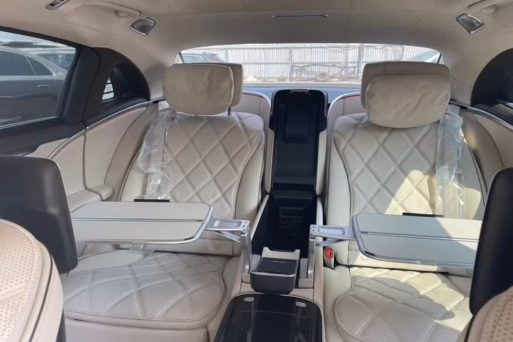 Bên trong khoang lái cũng có nhiều bổ sung quan trọng như màn hình giải trí OLED kích thước lớn, bảng đồng hồ cũng sành điệu hơn. Ngoài ra, Mercedes-Maybach S680 2022 có ghế bọc da khâu hình quả trám, Burmester 4D và hệ thống giải trí MBUX