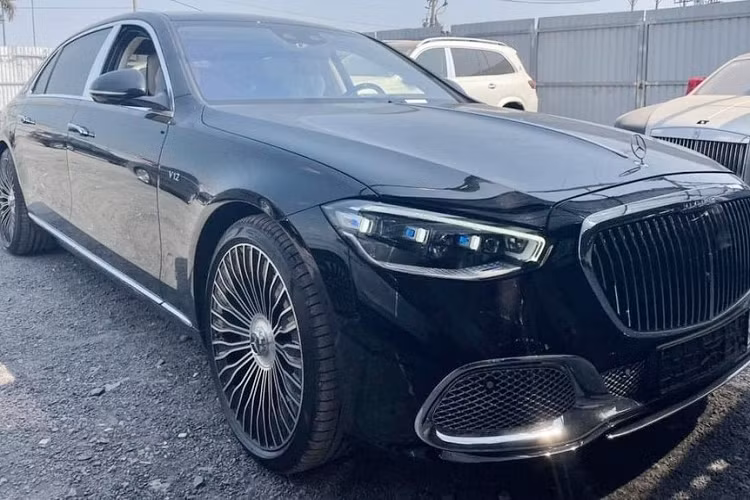 Theo đó, thông tin ban đầu cho biết, chiếc xe siêu sang Mercedes-Maybach S680 này được đưa về Việt Nam theo đơn đặt hàng của một đại gia đến từ Quảng Ninh. Trên mạng xã hội cũng đã lan truyền hình ảnh chiếc xe Mercedes-Maybach S680 đắt đỏ nằm trên xe chuyên dụng di chuyển qua Hoàng Tân, một xã đảo thuộc thị xã Quảng Yên, tỉnh Quảng Ninh.