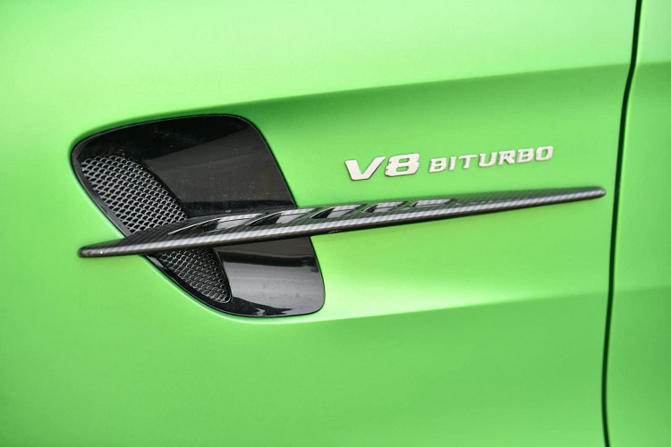 Phiên bản siêu xe Mercedes-AMG GT R được trang bị khối động cơ V8, tăng áp kép, dung tích 4.0 lít, sản sinh ra công suất tối đa 577 mã lực tại vòng tua máy 6.250 vòng/phút và mô-men xoắn cực đại 700 Nm tại dải vòng tua máy 2.100 đến 5.500 vòng/phút.