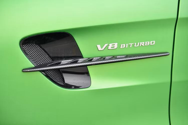 Phiên bản siêu xe Mercedes-AMG GT R được trang bị khối động cơ V8, tăng áp kép, dung tích 4.0 lít, sản sinh ra công suất tối đa 577 mã lực tại vòng tua máy 6.250 vòng/phút và mô-men xoắn cực đại 700 Nm tại dải vòng tua máy 2.100 đến 5.500 vòng/phút.