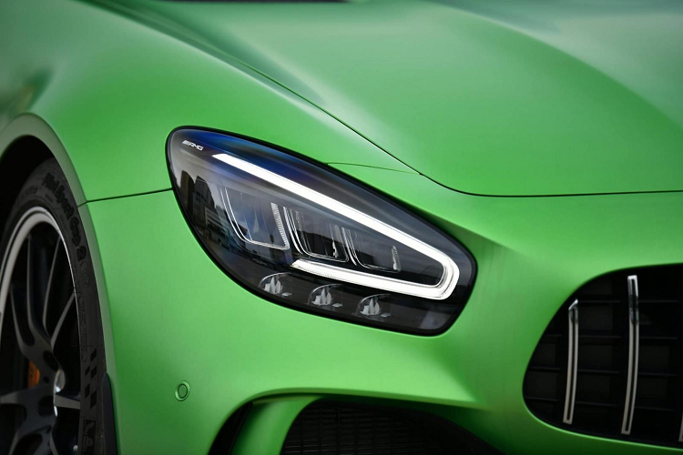 Mở cửa bước vào bên trong khoang lái siêu xe Mercedes-AMG GT R thứ 3 về Việt Nam sẽ thấy ngay bậc cửa được ốp carbon cùng dòng chữ AMG phát sáng, xe có ghế ngồi bọc da Alcantara với các chỉ may màu vàng, logo AMG và dây đai an toàn cũng được nhuộm vàng.