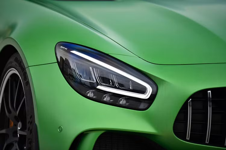 Mở cửa bước vào bên trong khoang lái siêu xe Mercedes-AMG GT R thứ 3 về Việt Nam sẽ thấy ngay bậc cửa được ốp carbon cùng dòng chữ AMG phát sáng, xe có ghế ngồi bọc da Alcantara với các chỉ may màu vàng, logo AMG và dây đai an toàn cũng được nhuộm vàng.