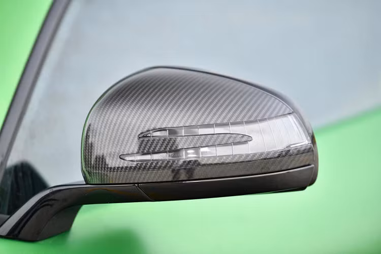 Mercedes-AMG GT R là phiên bản siêu xe mang đến cảm giác trải nghiệm lái đã và thích thú hơn so với bản tiêu chuẩn Mercedes-AMG GT hay Mercedes-AMG GT S Edition One đều đã có mặt tại Việt Nam. Thiết kế của xe Mercedes-AMG GT R cũng ấn tượng hơn 2 phiên bản còn lại và chỉ xếp sau Mercedes-AMG GT R Pro cũng như là Mercedes-AMG GT Black Series đang nhăm nhe về nước.