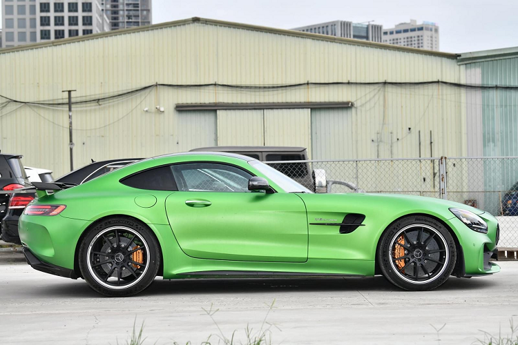 Nội công trên sẽ kết hợp cùng với hộp số thể thao ly hợp kép 7 cấp, nhờ đó, siêu xe Mercedes-AMG GT R màu xanh AMG Green Hell Magno đầu tiên về Việt Nam theo diện không chính hãng có thể dễ dàng tăng tốc từ vị trí xuất phát lên 100 km/h chỉ trong 3,6 giây trước khi đạt vận tốc tối đa 318 km/h.