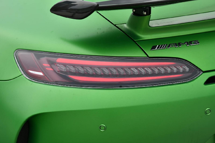 Hiện chưa rõ chiếc siêu xe Mercedes-AMG GT R màu xanh AMG Green Hell Magno đầu tiên tại Việt Nam được nhập không chính hãng đã có chủ nhân hay chưa, cùng với đó là mức giá bán của xe ra sao, chỉ biết rằng, giá xe Mercedes-AMG GT R chính hãng tại Việt Nam từ 11,59 tỷ đồng, chưa bao gồm tùy chọn thêm của khách.