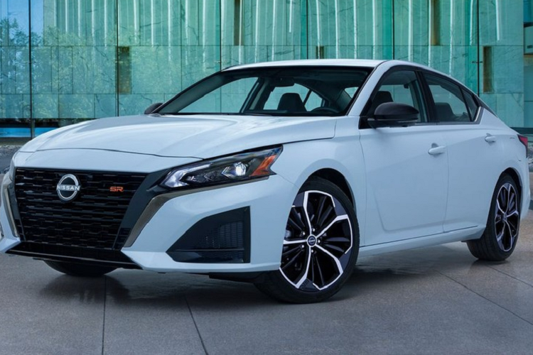  4 Nissan Altima SV Nissan Altima 2023 là mẫu sedan gia đình mang đến hiệu suất hấp dẫn cho mọi mùa trong năm với hệ thống AWD thông minh giám sát đường xá và nhanh chóng điều chỉnh để đáp ứng các điều kiện thay đổi. Altima sở hữu động cơ bốn xi-lanh. Altima SV bơm ra 188 mã lực và mô-men xoắn 180 lb-ft từ động cơ 2,5 lít với hộp số tự động CVT. Altima SV có giá khởi điểm 27.590 USD.