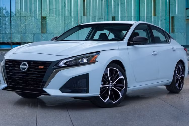  4 Nissan Altima SV Nissan Altima 2023 là mẫu sedan gia đình mang đến hiệu suất hấp dẫn cho mọi mùa trong năm với hệ thống AWD thông minh giám sát đường xá và nhanh chóng điều chỉnh để đáp ứng các điều kiện thay đổi. Altima sở hữu động cơ bốn xi-lanh. Altima SV bơm ra 188 mã lực và mô-men xoắn 180 lb-ft từ động cơ 2,5 lít với hộp số tự động CVT. Altima SV có giá khởi điểm 27.590 USD.