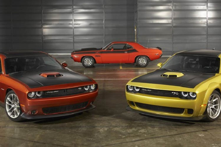  6 Dodge Challenger SXT Khi Dodge có kế hoạch loại bỏ Challenger, năm 2023 là lần cuối cùng bạn nhìn thấy một chiếc có cấu hình AWD và động cơ V6 mạnh mẽ với giá thấp tới 33.545 USD. SXT cơ sở vẫn có nét duyên dáng cổ điển của Challenger và tạo ra công suất 303 mã lực và mô-men xoắn 268 lb-ft từ động cơ V6 3,6 lít. 
