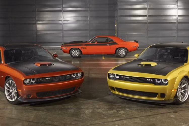  6 Dodge Challenger SXT Khi Dodge có kế hoạch loại bỏ Challenger, năm 2023 là lần cuối cùng bạn nhìn thấy một chiếc có cấu hình AWD và động cơ V6 mạnh mẽ với giá thấp tới 33.545 USD. SXT cơ sở vẫn có nét duyên dáng cổ điển của Challenger và tạo ra công suất 303 mã lực và mô-men xoắn 268 lb-ft từ động cơ V6 3,6 lít. 