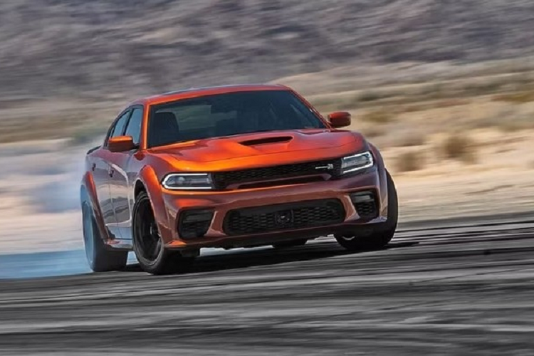  10 Dodge Charge SXT Trong top xe dẫn động bốn bánh rẻ nhất 2023, Charger là chiếc xe mang tính biểu tượng với hệ truyền động mạnh mẽ và thiết kế cơ bắp. Phiên bản SXT cơ sở với thiết lập dẫn động bốn bánh có giá khoảng 36.245 USD. Dodge Charger SXT với AWD được trang bị động cơ V6 3,6 lít với công suất 300 mã lực, mạnh hơn phiên bản RWD khi chỉ tạo ra 292 mã lực.