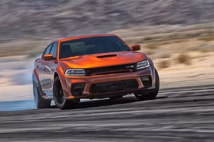  10 Dodge Charge SXT Trong top xe dẫn động bốn bánh rẻ nhất 2023, Charger là chiếc xe mang tính biểu tượng với hệ truyền động mạnh mẽ và thiết kế cơ bắp. Phiên bản SXT cơ sở với thiết lập dẫn động bốn bánh có giá khoảng 36.245 USD. Dodge Charger SXT với AWD được trang bị động cơ V6 3,6 lít với công suất 300 mã lực, mạnh hơn phiên bản RWD khi chỉ tạo ra 292 mã lực.