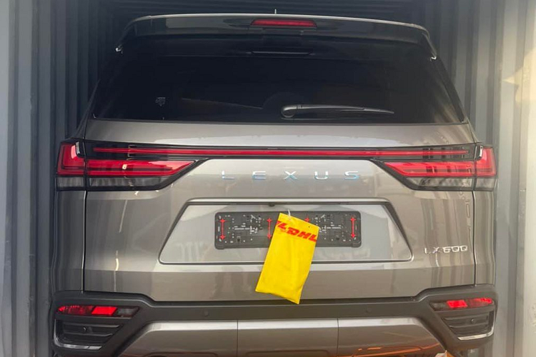 Thuộc hàng “hot” rất được các chủ tịch săn đón nhưng Lexus LX 600 2022 hạng sang có thời gian giao nhận xe lên tới 2 năm, chính điều này đã tạo cơ hội cho các đơn vị nhập khẩu tư nhân mang xe về nước và bán với giá chênh hơn đáng kể so với giá niêm yết.