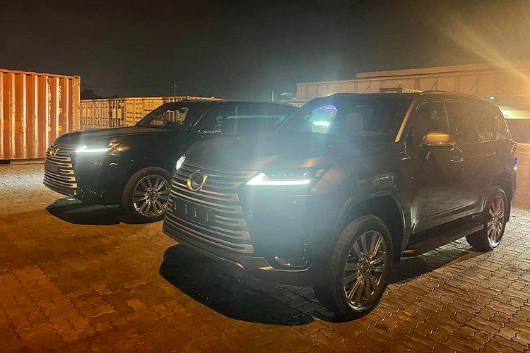 Lexus LX 600 là phiên bản hàng đầu của dòng LX, thay thế cho LX 570. LX 600 có thiết kế ngoại thất cải tiến đáng kể so với thế hệ tiền nhiệm. Nhìn chung cả 3 phiên bản hầu như không có sự khác biệt về kích thước tổng thể và thiết kế, điểm khác nhau nằm chủ yếu ở cách bố trí các hàng ghế cũng như không gian khoang nội thất.
