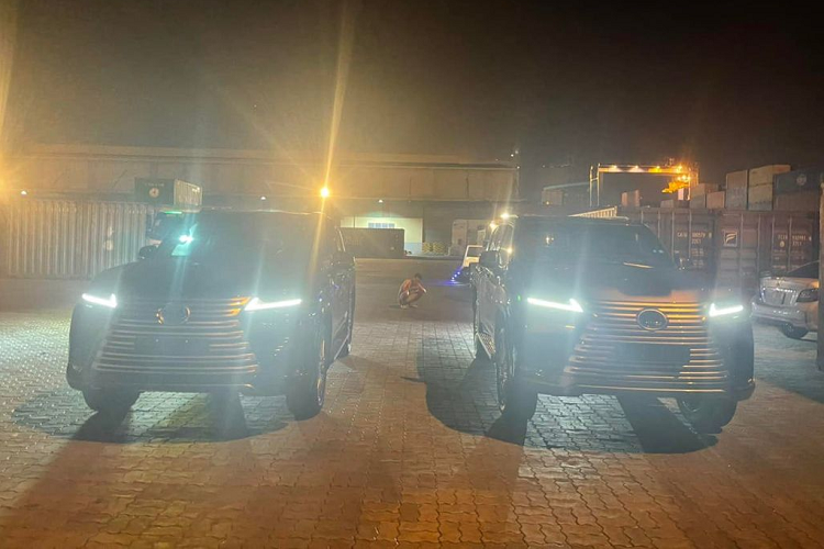 “Xế hộp” Lexus LX 600 2022 được xây dựng trên khung gầm hoàn toàn mới mang tên GA-F giúp tăng 20% độ cứng vững và nhẹ hơn 200 kg so với mẫu xe tiền nhiệm. Xe có kích thước chiều dài 5.100 mm, chiều rộng 1.990 mm, chiều cao 1.895 mm và chiều dài cơ sở 2.850 mm.