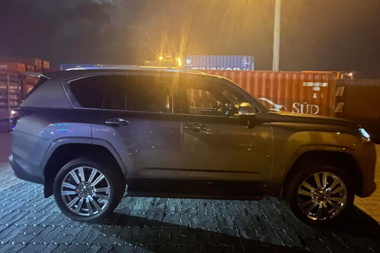 Nằm đối xứng gọn gàng qua bộ lưới tản nhiệt này là các hốc hút gió cỡ lớn cùng cụm đèn pha sắc sảo, được vuốt mỏng hơn tích hợp đèn chạy ban ngày 3 chiều. Riêng bản F-Sport sẽ được trang bị lưới tản nhiệt khác biệt, có đồ họa dạng lưới “F mesh” sơn đen hầm hố.