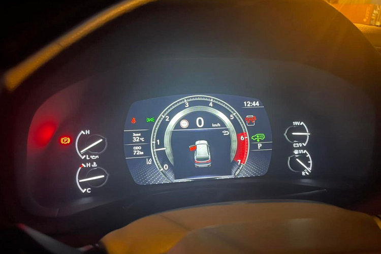 Ở phần đuôi xe, Lexus LX 600 đã không còn sử dụng bộ nhận diện thương hiệu (logo) hình chữ L nữa, thay vào đó là dòng chữ “LEXUS” đặt ngay phía dưới dải LED nối liền cụm đèn hậu - tương tự như người anh em Lexus NX vừa ra mắt cách đây không lâu. Đồ họa của cụm đèn LED mới vẫn còn tạo hình chữ L nhưng không còn sắc sảo như trên phiên bản trước, nó được làm mềm mại và gọn gàng hơn. Cản va sau cũng được tái thiết kế với một cái nhìn cân đối và bớt hầm hố hơn, đi kèm là tấm chống trượt màu bạc trông khỏe khoắn.