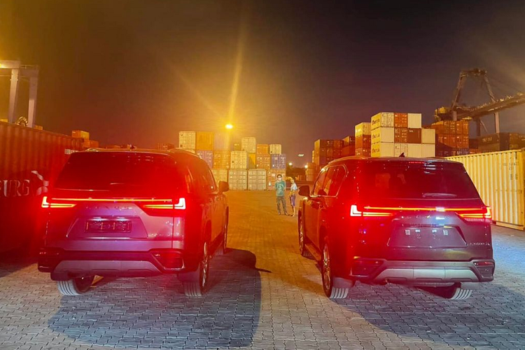 Phần đầu xe nổi bật với bộ lưới tản nhiệt gồm 7 thanh ngang to bản với khe gió nhỏ nằm ở chính giữa nhằm tăng cường khả năng làm mát động cơ.