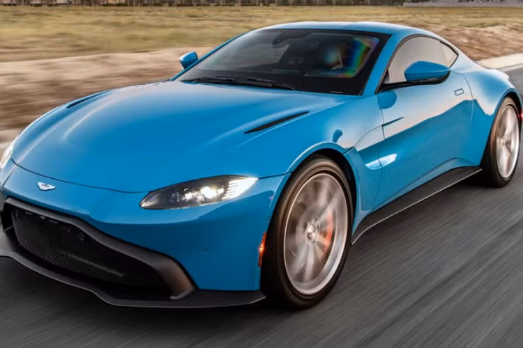 Chiếc Aston Martin Vantage của AddArmor được giới thiệu trong bài viết này đã lắp kính chống đạn đặc biệt cho các tấm kính cửa sổ và kính chắn gió. 