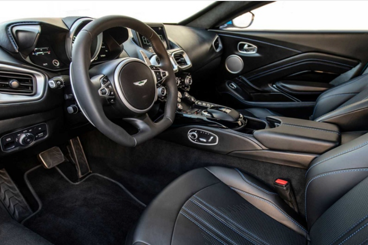 Khoang cabin của chiếc Aston Martin Vantage bọc thép trông vẫn giống như tiêu chuẩn, chỉ khác là có thêm một nút bấm để điều khiển hệ thống sốc điện ở tay nắm cửa và có các cửa kính dày hơn.