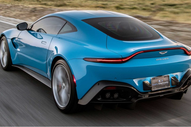 Phần nóc và bình nhiên liệu đều được bổ sung lớp bảo vệ bằng thép siêu cứng. Đặc biệt, chiếc xe sang còn có tính năng sốc điện ở tay nắm cửa, trang bị lốp run-flat và các nắp đậy ở các đầu ống xả để ngăn chặn kẻ tấn công đưa các vật thể lạ vào đường ống.