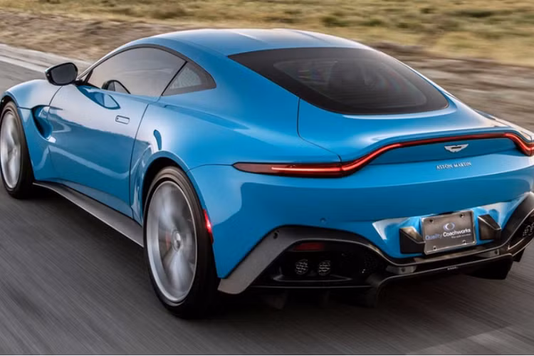 Phần nóc và bình nhiên liệu đều được bổ sung lớp bảo vệ bằng thép siêu cứng. Đặc biệt, chiếc xe sang còn có tính năng sốc điện ở tay nắm cửa, trang bị lốp run-flat và các nắp đậy ở các đầu ống xả để ngăn chặn kẻ tấn công đưa các vật thể lạ vào đường ống.