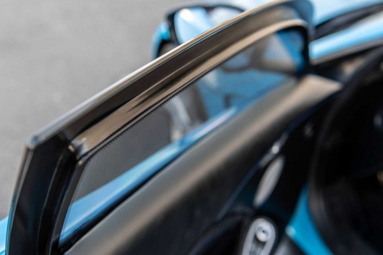 Để giảm bớt trọng lượng chiếc xe Aston Martin Vantage chống đạn, AddArmor đã sử dụng 204 kg sợi tổng hợp Kevlar ở thân xe, loại sợi này có đặc tính cứng gấp 5 lần thép, chịu được va đập ở cường độ cao.